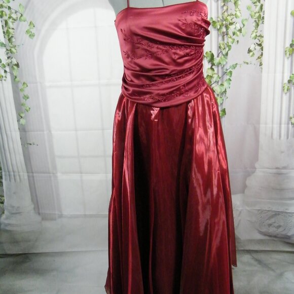 Robe de Bal et de Soirée Couleur Bourgogne Taille 12 et 14 - Picture 2 of 8